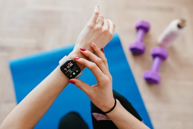 Mujer fon reloj deportivo